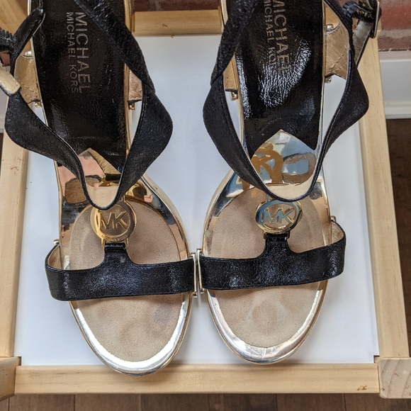 Michael Kors Stunning Gold Heels - Picture 4 of 10